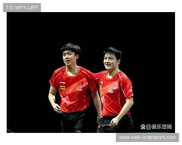 赛场焦点樊振东，赢球后被对手教练追着合影，赛后合影成赛场温馨瞬间